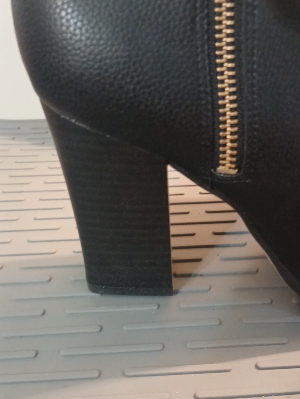 Michael Kors Britt Black Tumbled Faux Leather Heeled Booties Boot Size 8 M NIB - Picture 7 of 13
